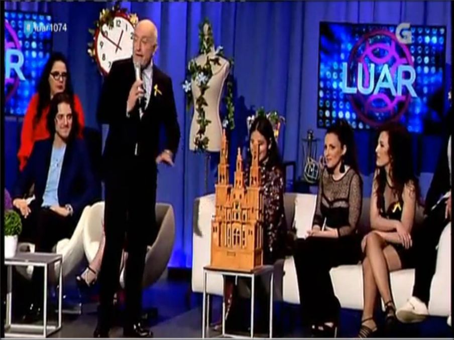 Obsequio  a Jose Ramon Gayoso del programa LUAR de la TVG